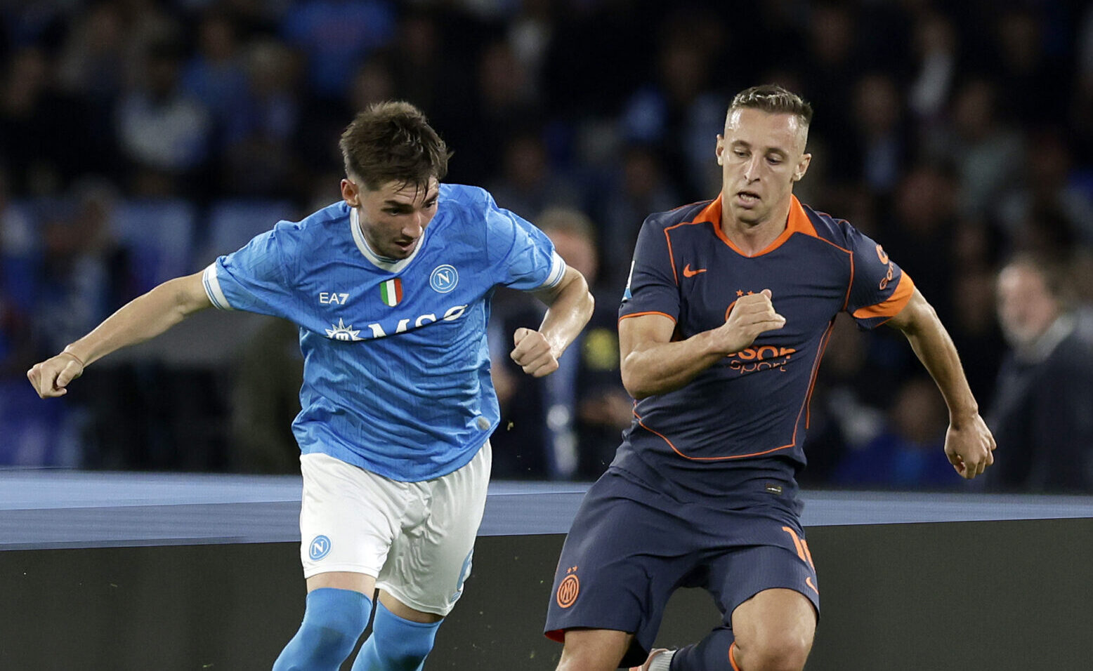 Billy Gilmour of SSC Napoli battles for possession with Davide Frattesi of FC Inter Milan during the Serie A match between SSC Napoli and FC Internazionale at Stadio Diego Armando Maradona on October 25, 2025 in Naples, Italy.
