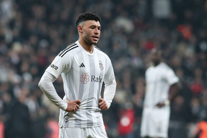 Celtic set to sign ex-Liverpool midfielder Oxlade-Chamberlain as free agent.