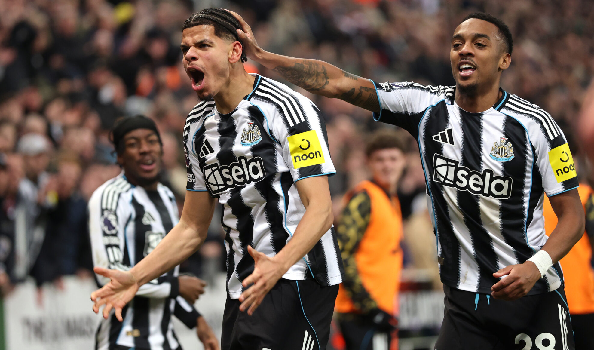 William Osula of Newcastle United celebrates his winning goal with Joe Willock (r) during the Premier League match between Newcastle United and Manchester United at St James' Park on March 04, 2026 in Newcastle upon Tyne, England.