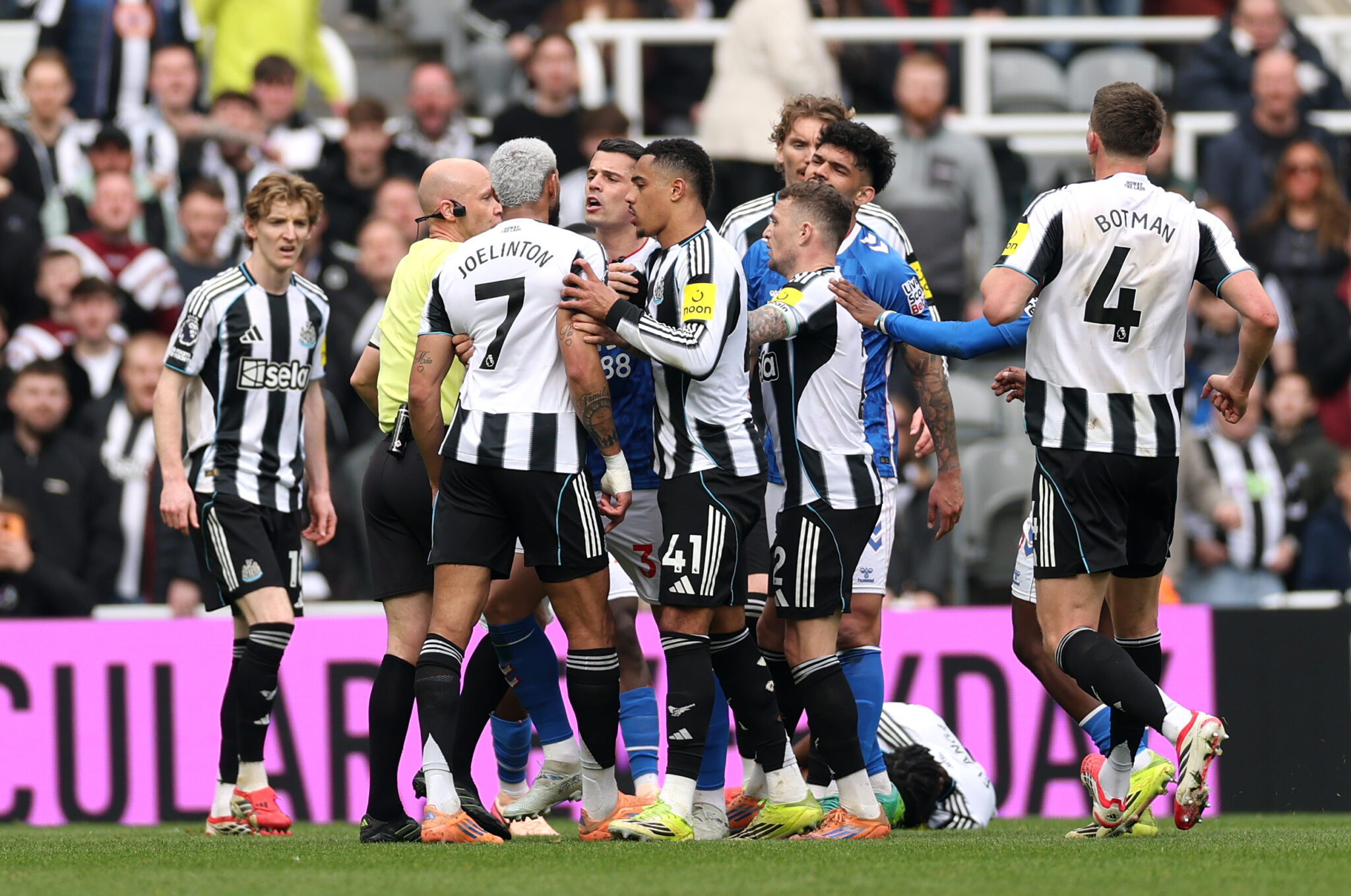 Howe bemoans 'painful' afternoon as Newcastle lose derby