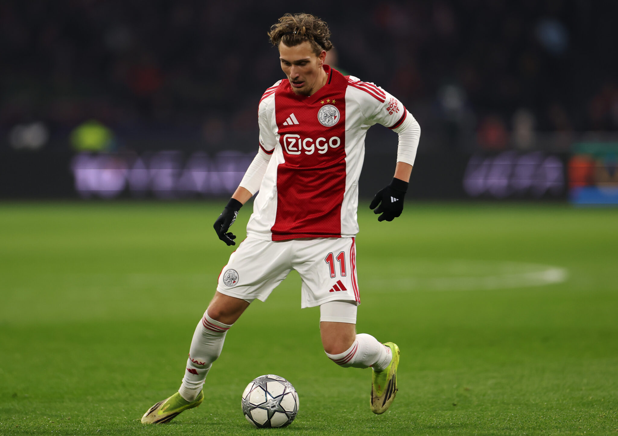 Chelsea & Arsenal in attendance as Ajax star Godts scores stunner.