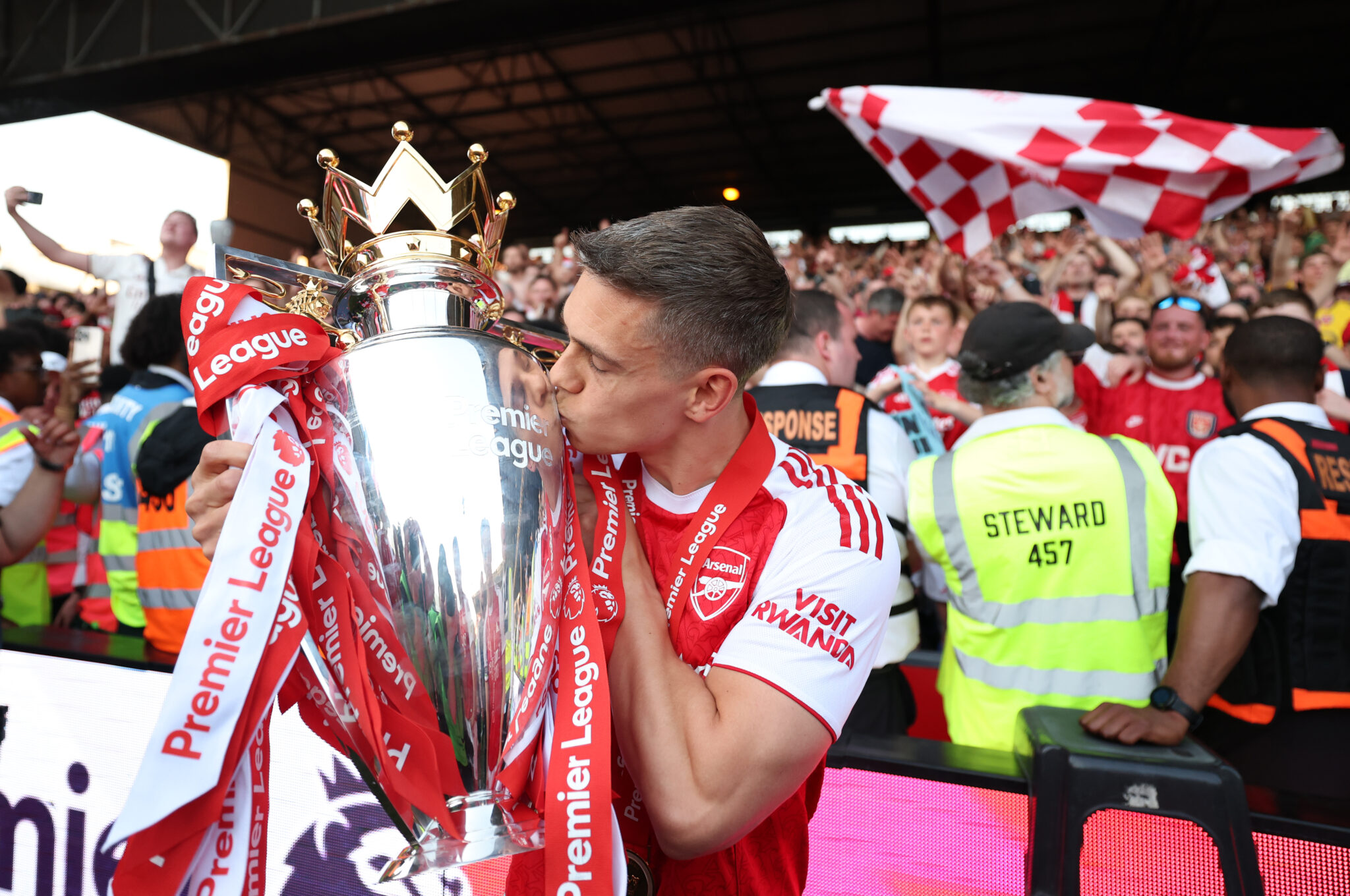 Trossard approves Besiktas move as Arsenal exit confirmed