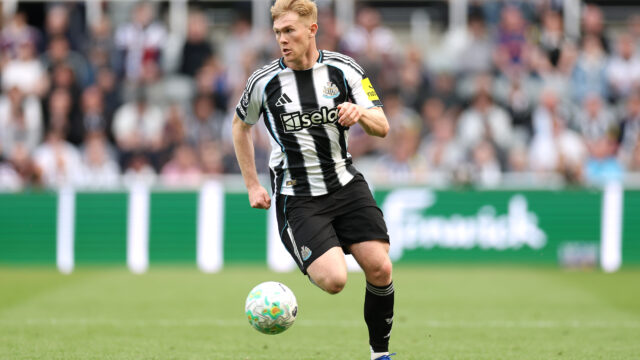 Manchester United ready to exploit Newcastle uncertainty with Hall bid