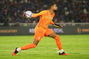 Como consider Sanchez swoop as Chelsea goalkeeper shunned for Martinez
