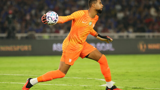 Como consider Sanchez swoop as Chelsea goalkeeper shunned for Martinez