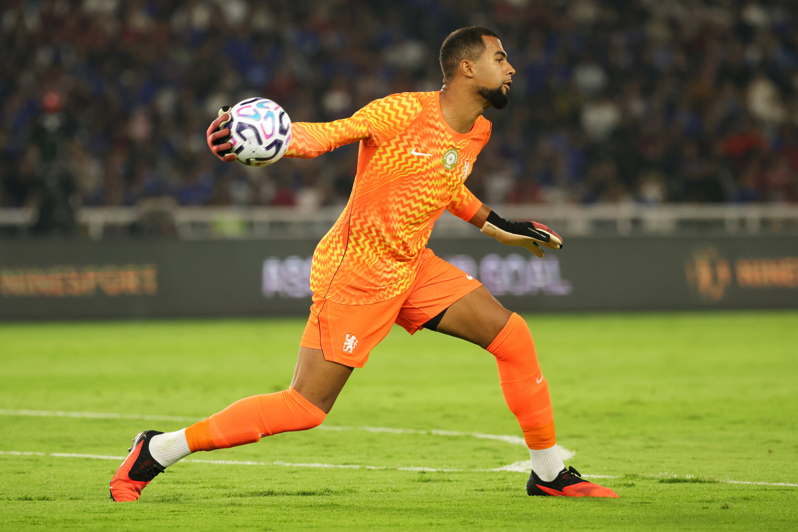 Como consider Sanchez swoop as Chelsea goalkeeper shunned for Martinez
