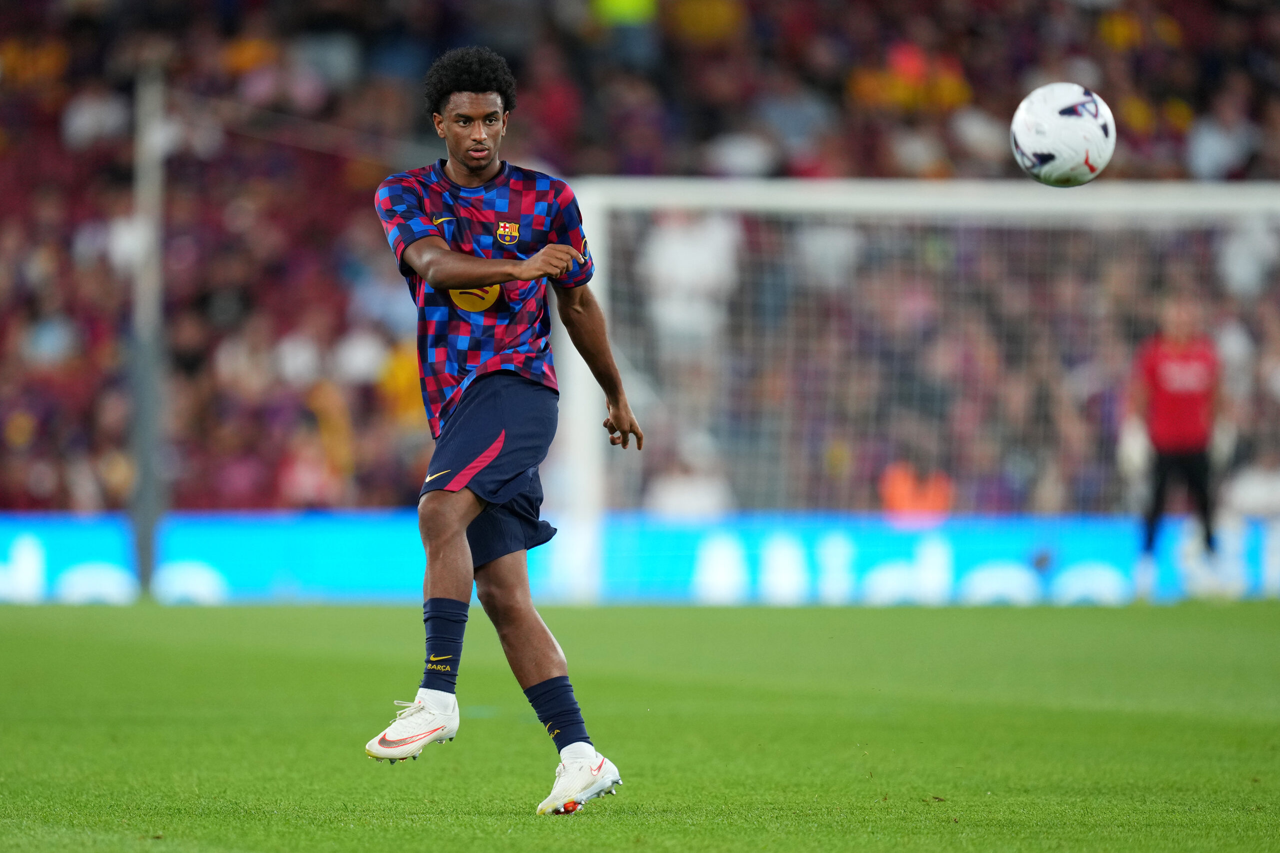Manchester United monitoring Barcelona left-back Alejandro Balde