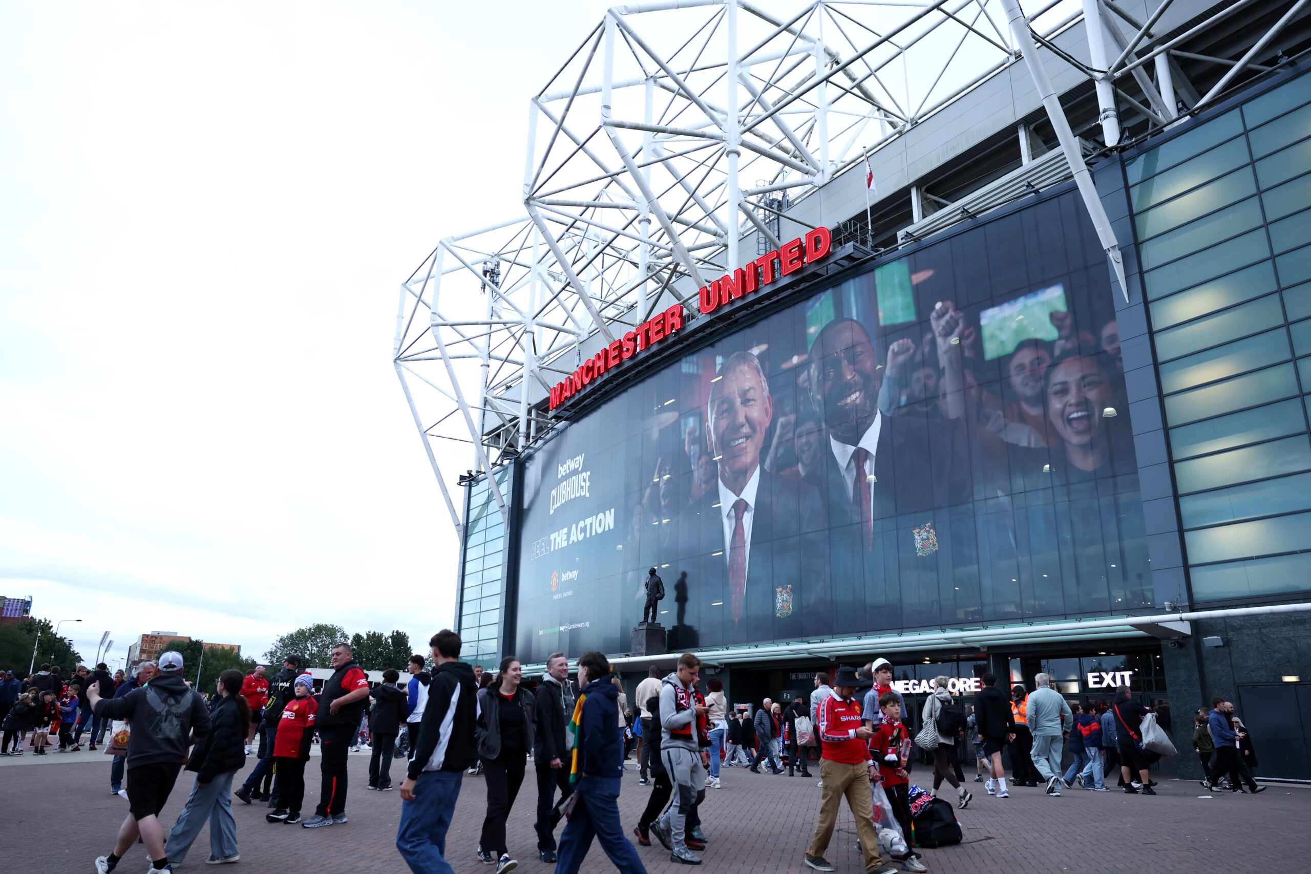 Man Utd debt remains above £1bn despite record revenue