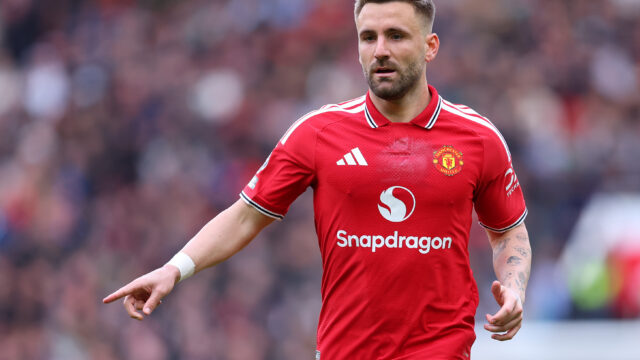 Manchester United plan new contract talks with Luke Shaw
