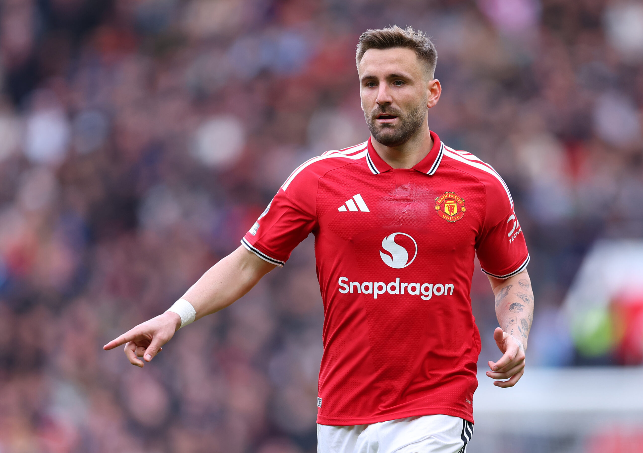 Manchester United plan new contract talks with Luke Shaw