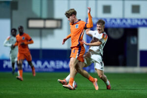 Manchester United make checks on FC Twente teenager Nijstad