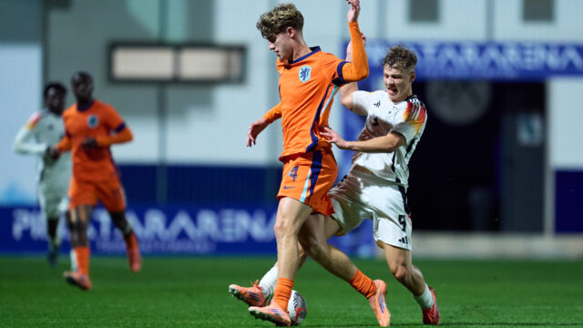 Manchester United make checks on FC Twente teenager Nijstad