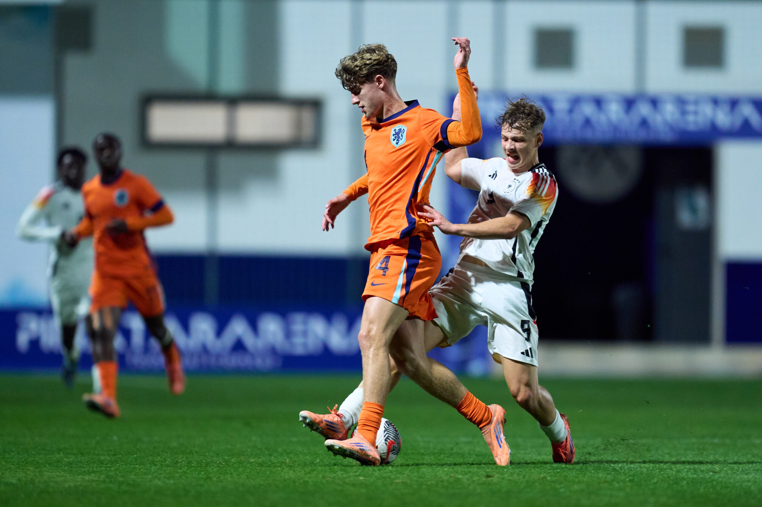 Manchester United make checks on FC Twente teenager Nijstad